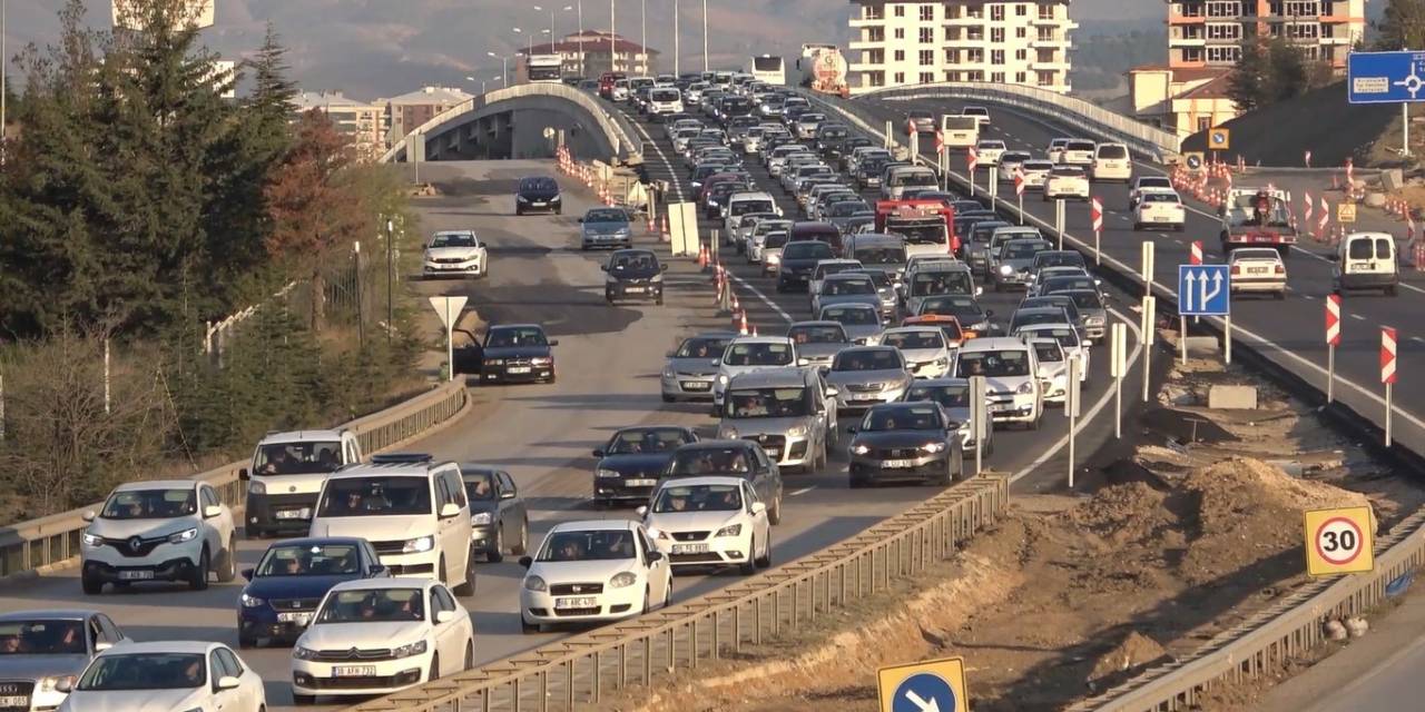 43 İlin Geçiş Güzergahında Trafik Kilit: Tatilciler Dönüş Yoluna Geçti
