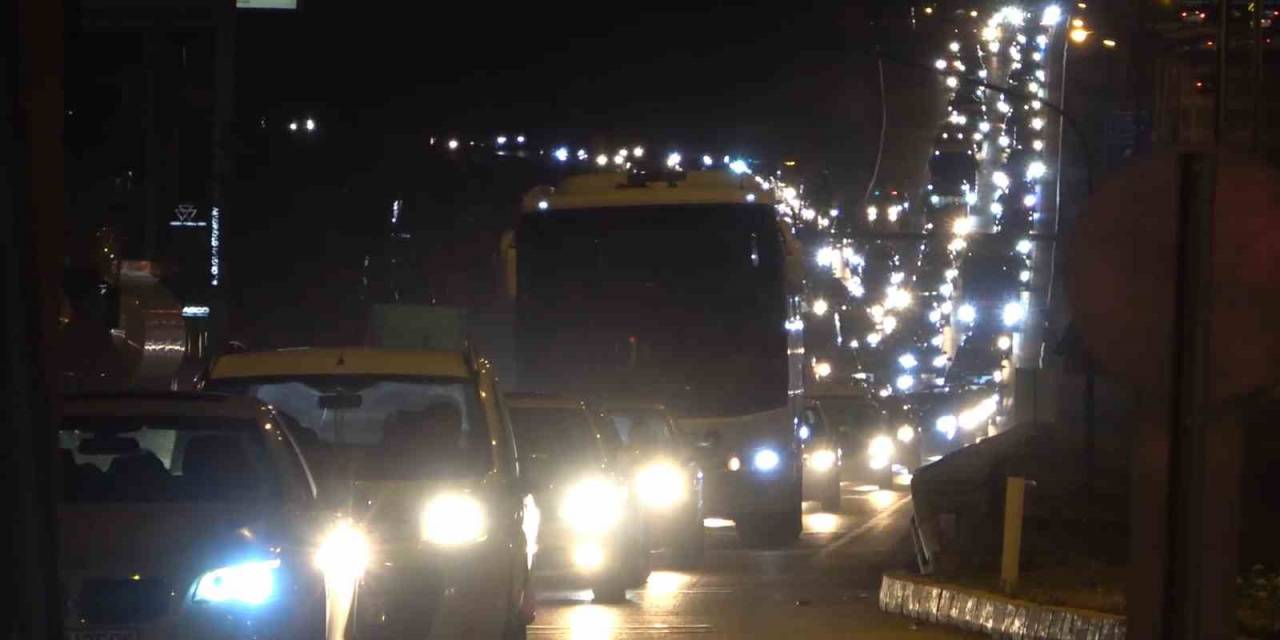 Tatilcilerin Dönüş Yolculuğu Sürüyor: 43 İlin Geçiş Güzergahında Trafik Durma Noktasına Geldi