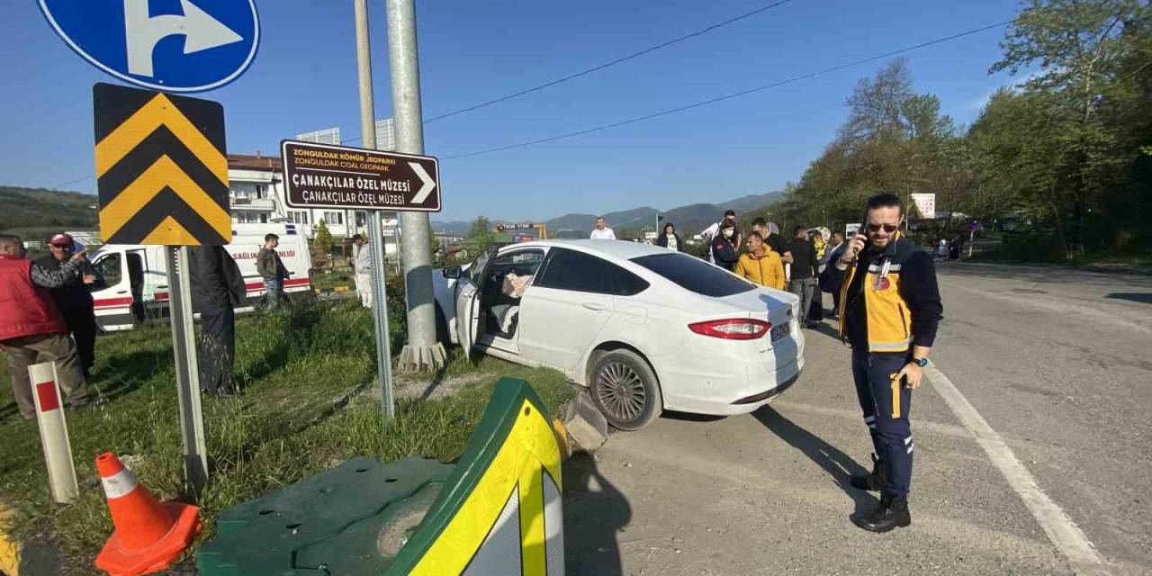 Zonguldak’ta Direksiyon Hakimiyetini Kaybeden Sürücü Direğe Çarptı