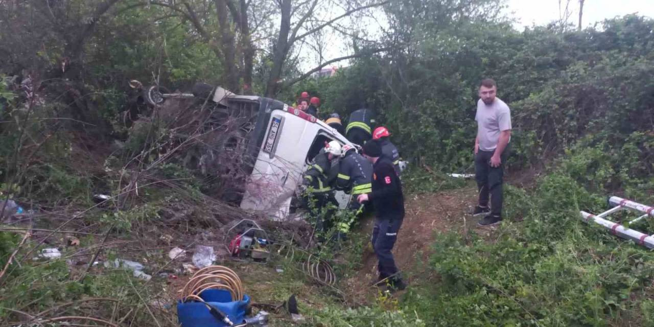 Tem’de Servis Minibüsü Şarampole Yuvarlandı: Çok Sayıda Yaralı Var