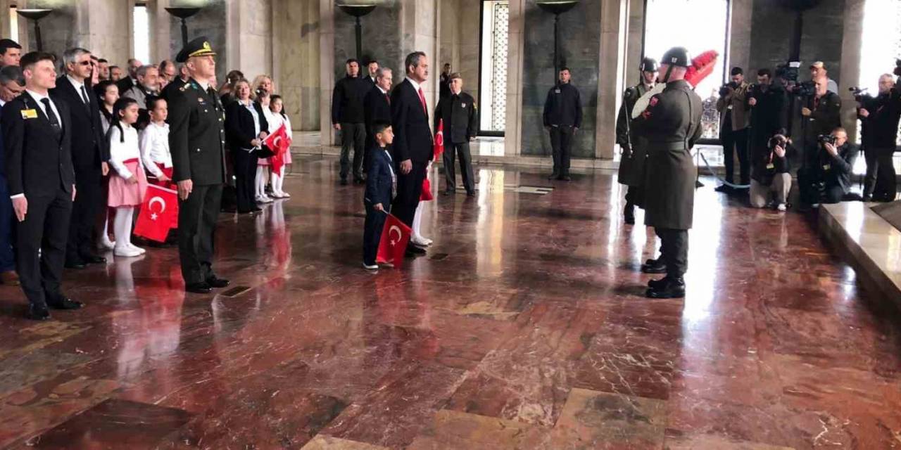 Milli Eğitim Bakanı Özer, Çocuklarla Birlikte Anıtkabir’de
