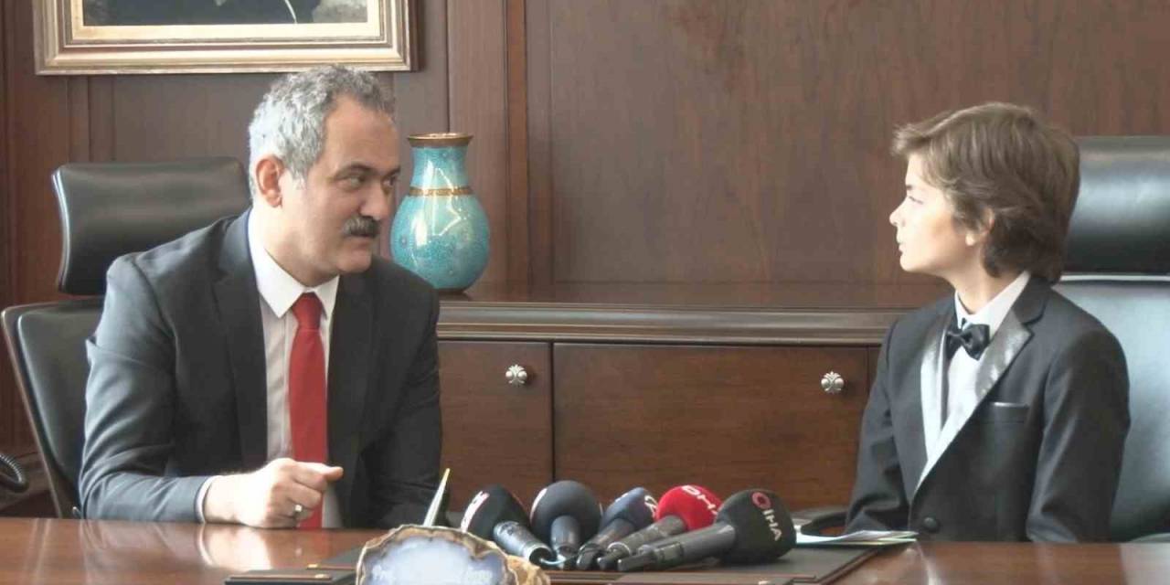 Bakan Özer, Koltuğunu 5’inci Sınıf Öğrencisi Kaan Can İl’e Devretti