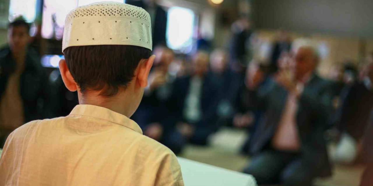 Görme Engelli Depremzede Parmaklarıyla Kur’an-ı Kerim’i Görerek Hafız Oldu