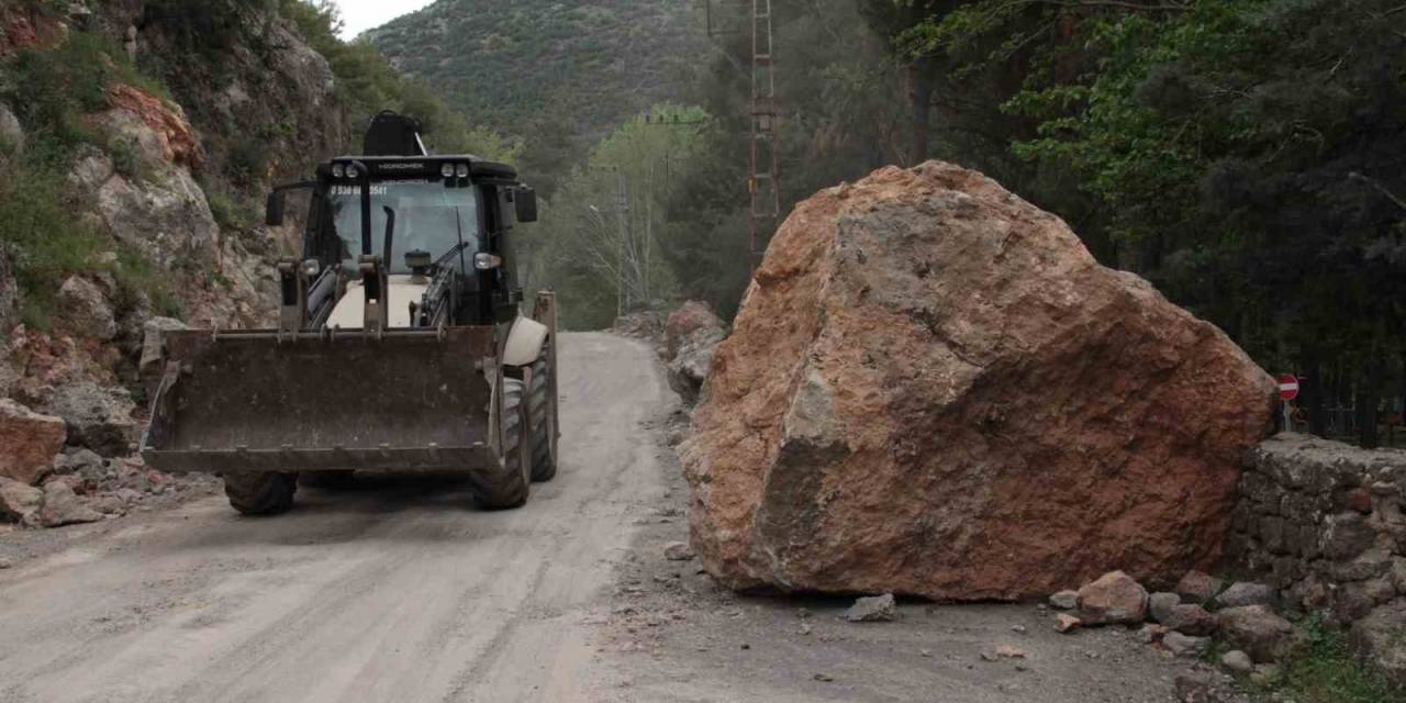 Hatay’da Deprem Tonlarca Ağırlığındaki Kayaları Yerinden Böyle Koparmış
