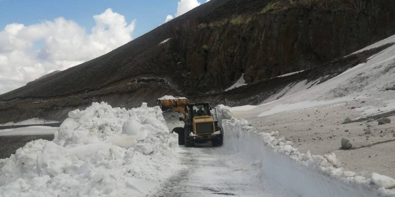 Dünyanın İkinci Büyük Krater Gölü Zirvesinde 5 Metrelik Karla Mücadele