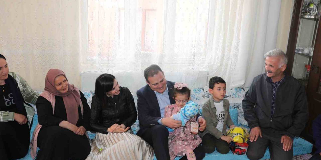 Vali Akbıyık Şehit Aileleri Ve Depremzedelerin Bayramını Kutladı