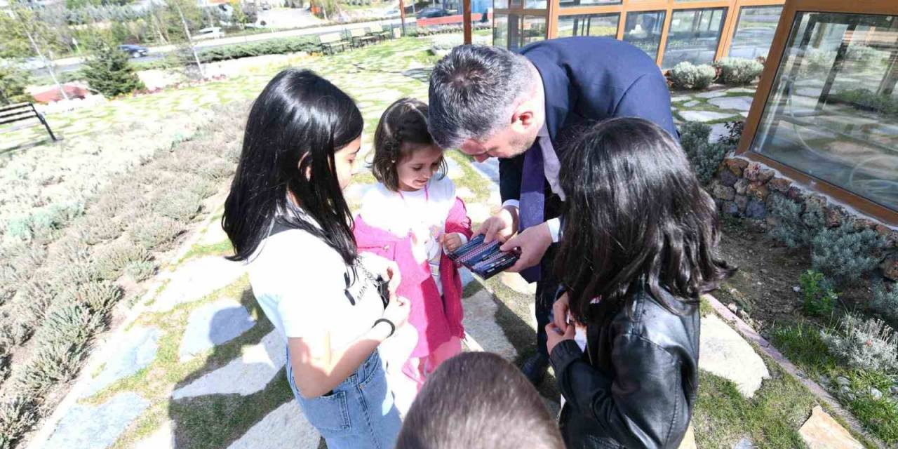 Ertuğrul Başkan, Bayram Sevincini Vatandaşlarla Paylaşıyor