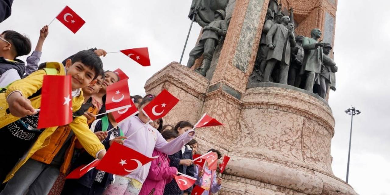 Taksim’de 23 Nisan Coşkusu
