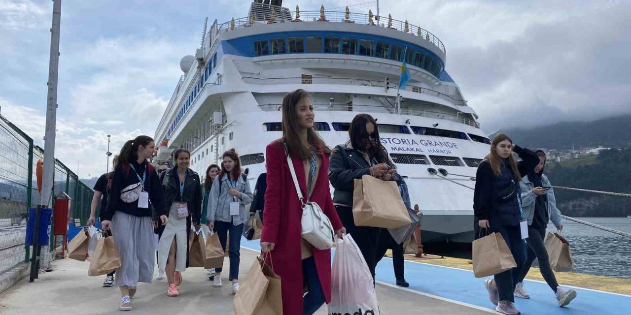 Amasra Sezonun İlk Kruvaziyerini Ağırladı