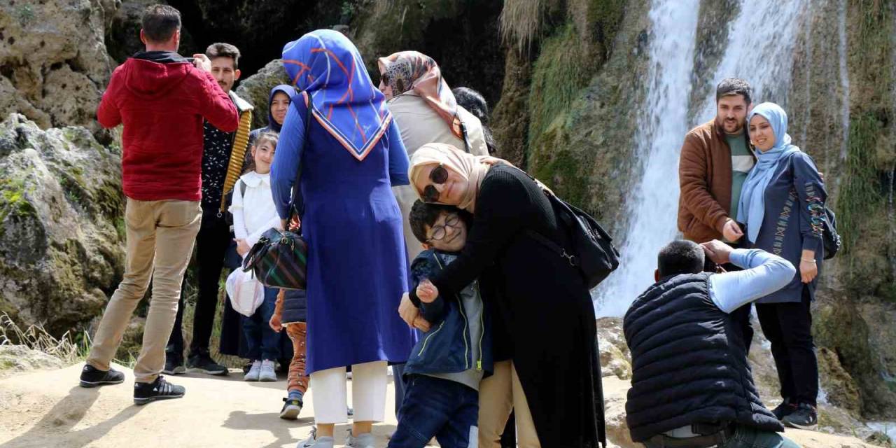 Girlevik Şelalesi Bayramda Da Vatandaşların Uğrak Yeri Oldu