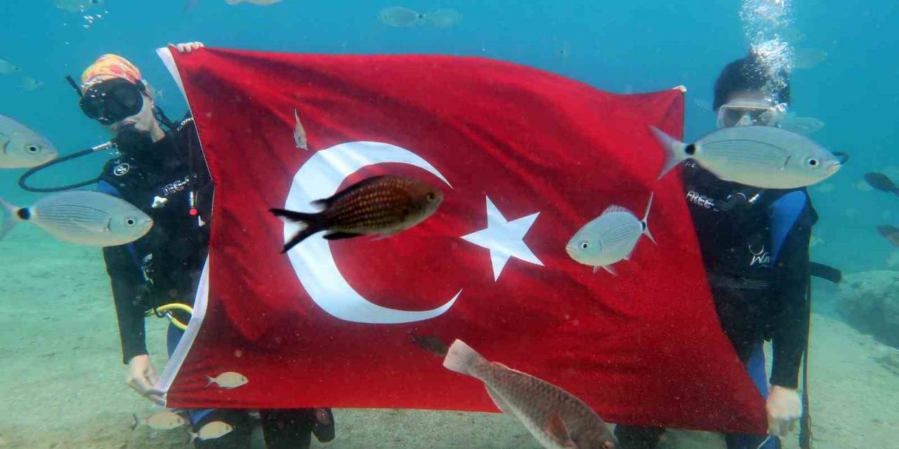 Denizin Dibinde Türk Bayrağı Açtılar