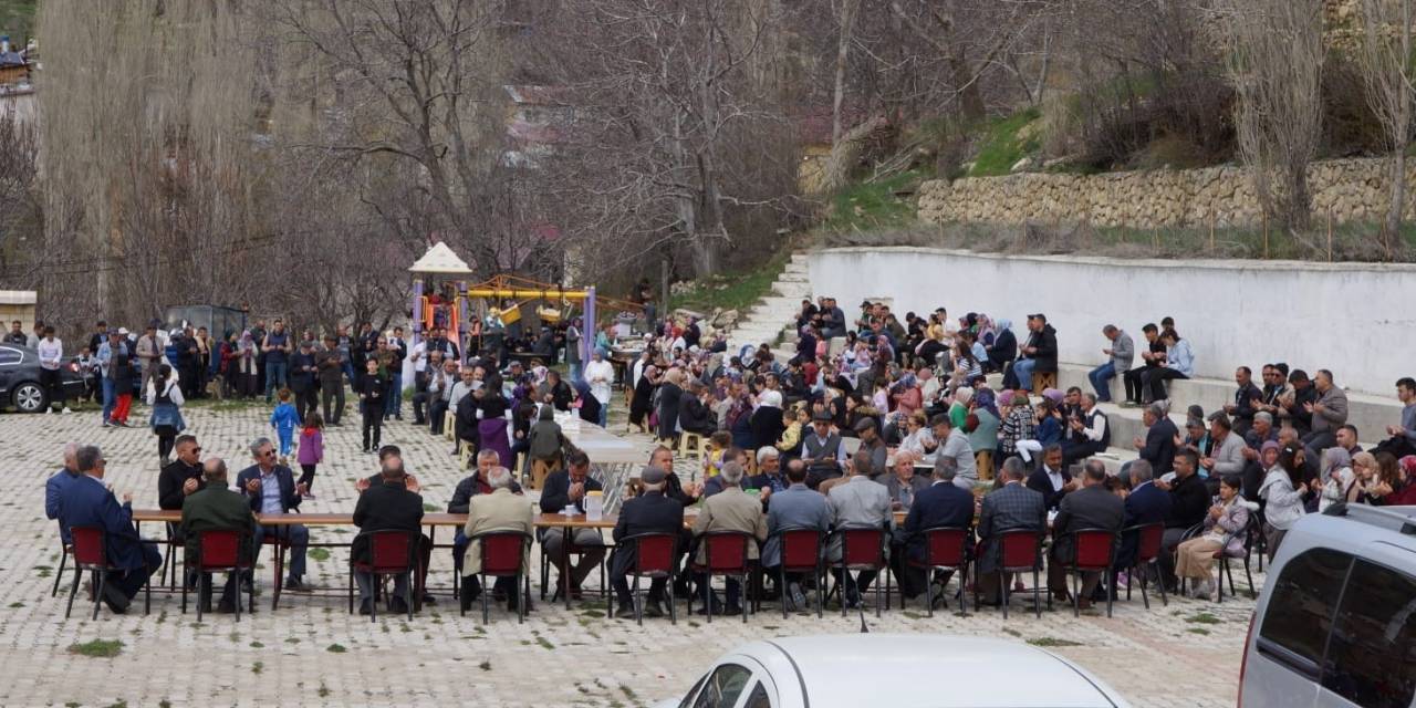 Depremde Hayatını Kaybeden Öğretmen Ve 2 Çocuğu İçin Mevlit Okutuldu