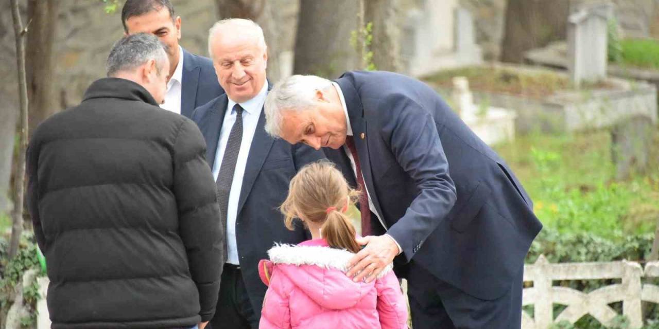 Mezarlık Ziyaretine Gelen Vatandaşların Bayramını Kutladı