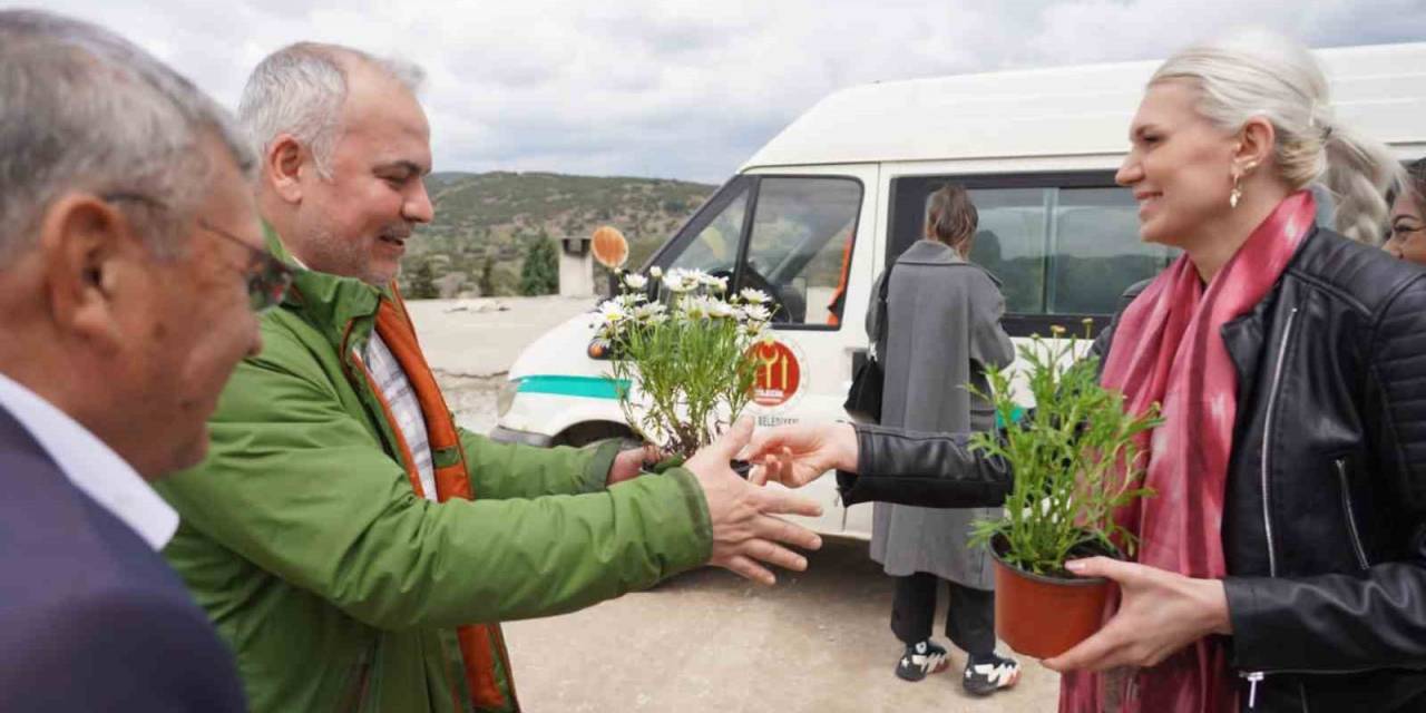 Başkan V. Subaşı Mezarlık Ziyaretine Gelen Vatandaşlara Çiçek Hediye Etti