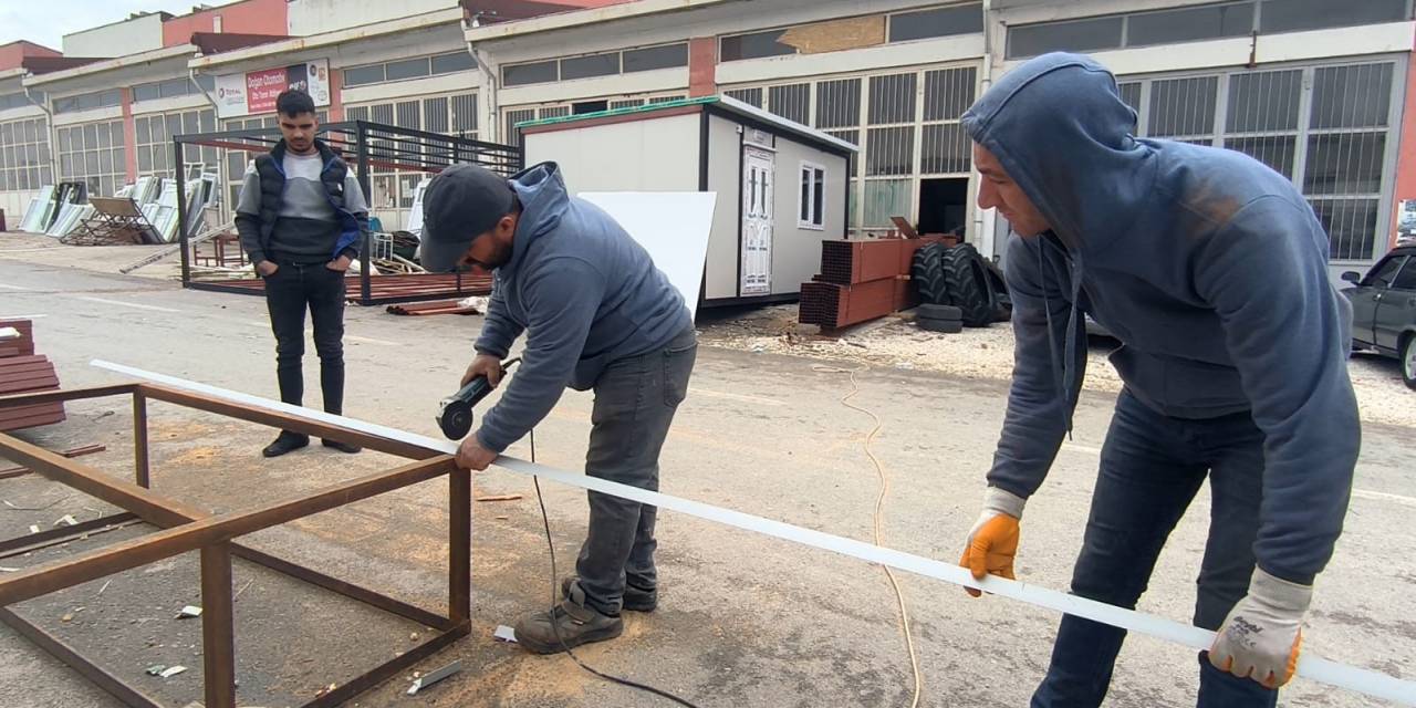 Yılların Demirci Ustası Konteyner Üretiyor