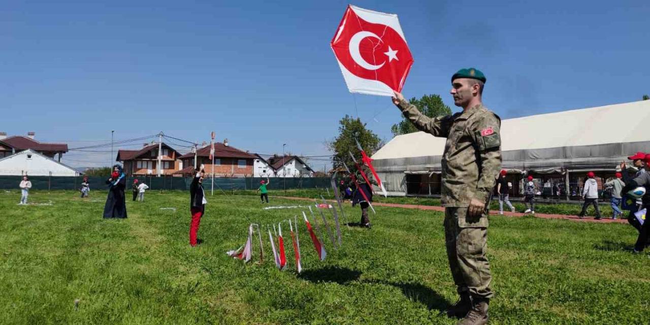 Mehmetçik Kosova’daki 23 Nisan Kutlamalarında Çocuklarla Oyunlar Oynadı