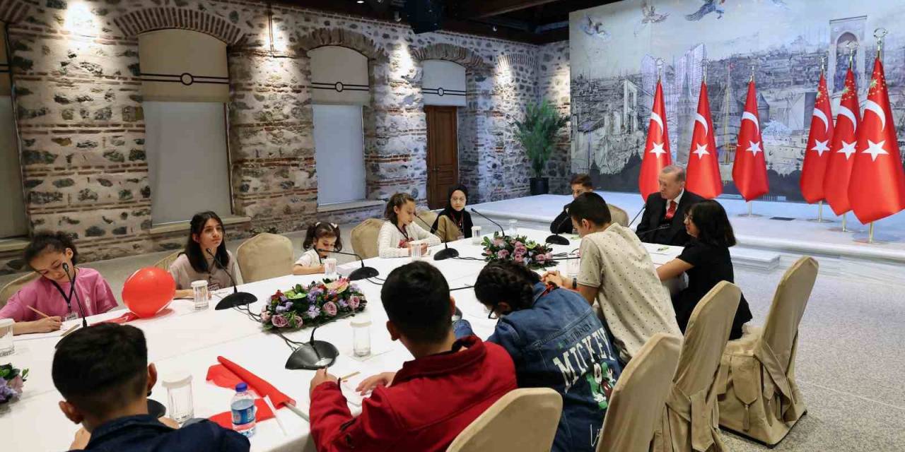 Cumhurbaşkanı Erdoğan Dolmabahçe Ofisi’nde Depremzede Çocukları Kabul Etti