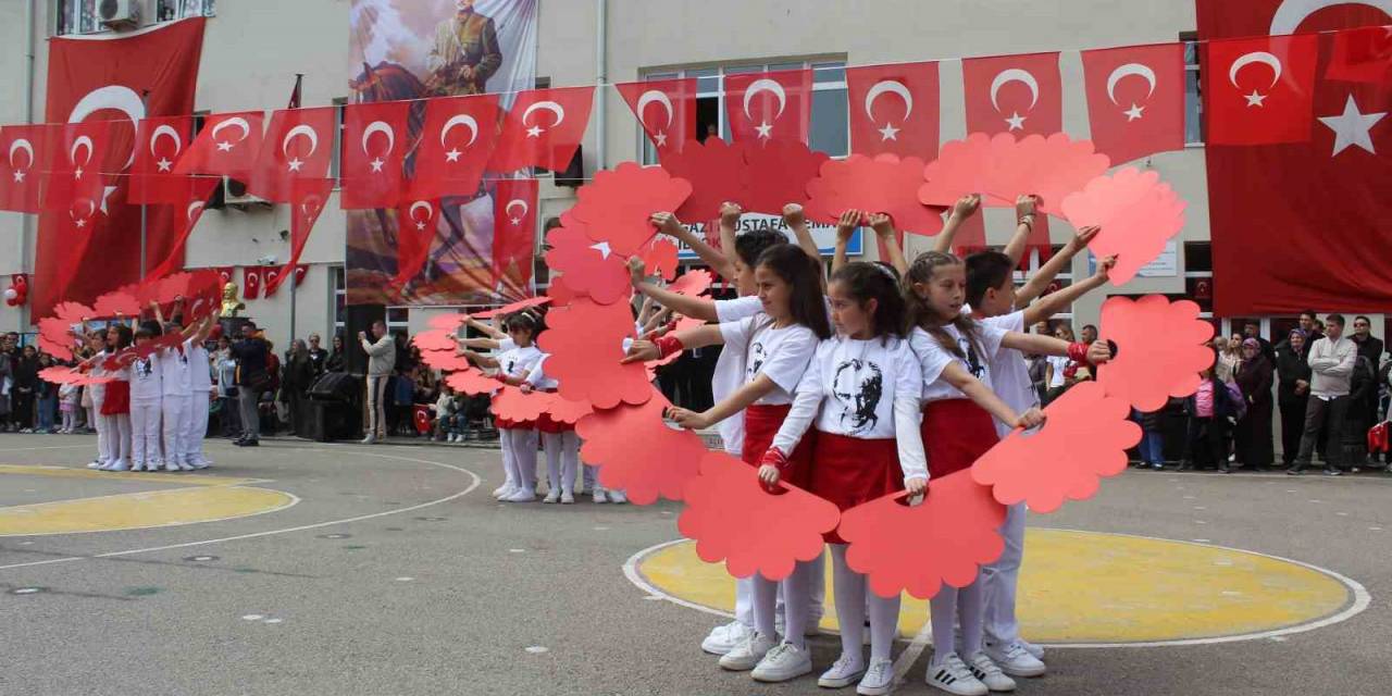 Sinop’ta Minik Öğrencilerden 23 Nisan Gösterileri