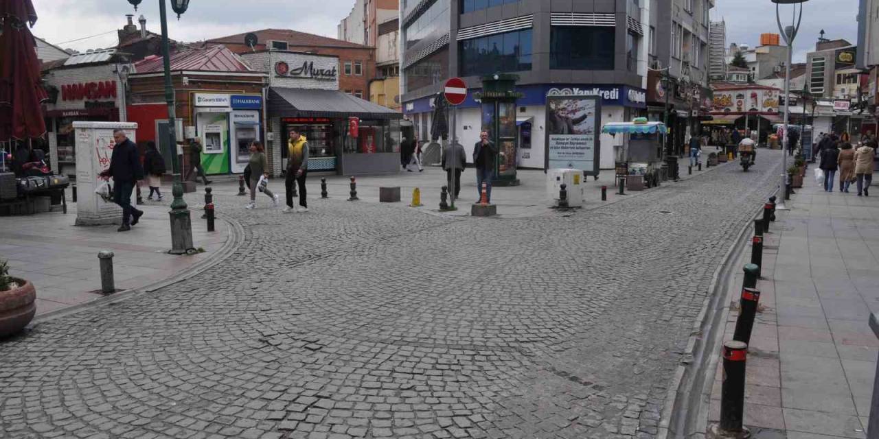 Yağmur Yağdı, Çarşı Sokakları Bomboş Kaldı