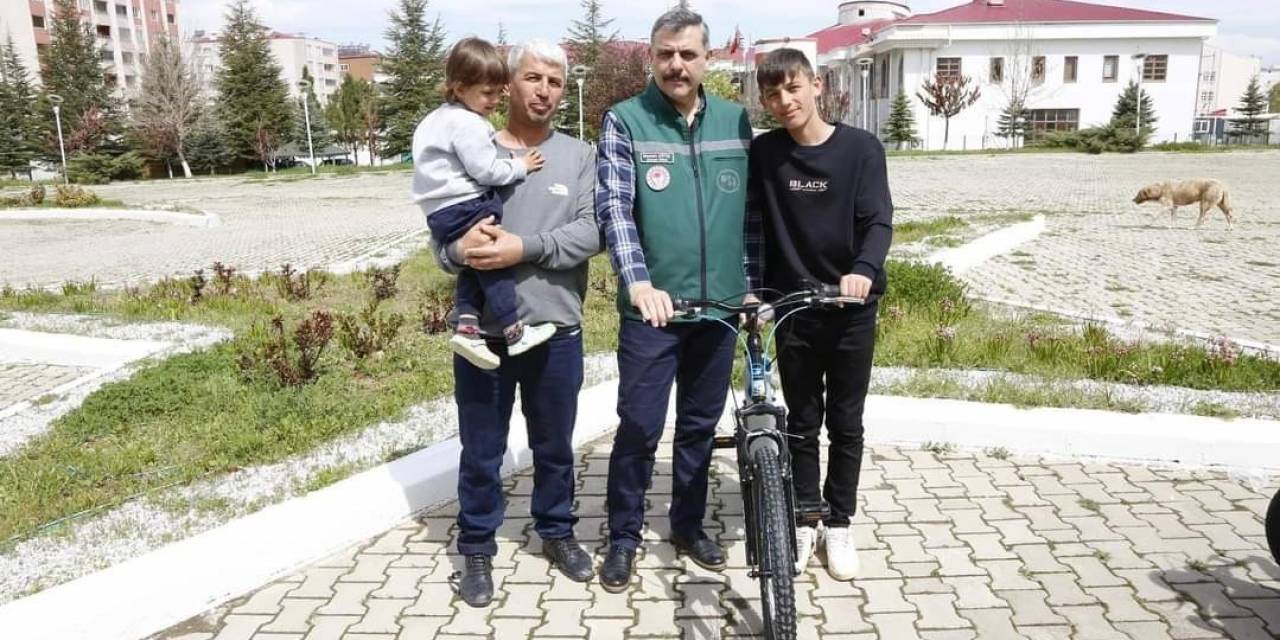Vali Çiftçi’den Depremzede Çocuklara Bayram Hediyesi