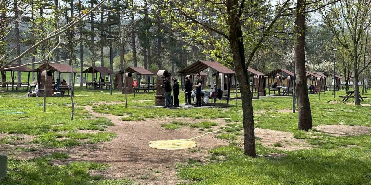 Yağmur Beklentisi Vatandaşların Piknik Planlarını İptal Ettirdi
