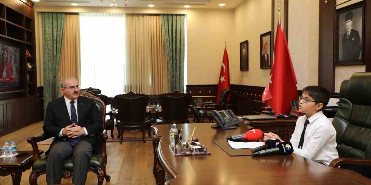 Valilik Koltuğuna Oturdu, “ Mahallere Kütüphaneler Kuracağım”