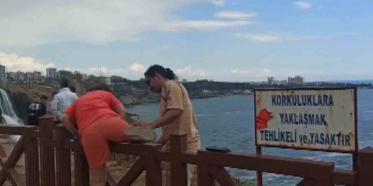 Manzara Fotoğrafı İçin Çitlerden Atlayan Vatandaşlar, Canlarını Hiçe Saydı