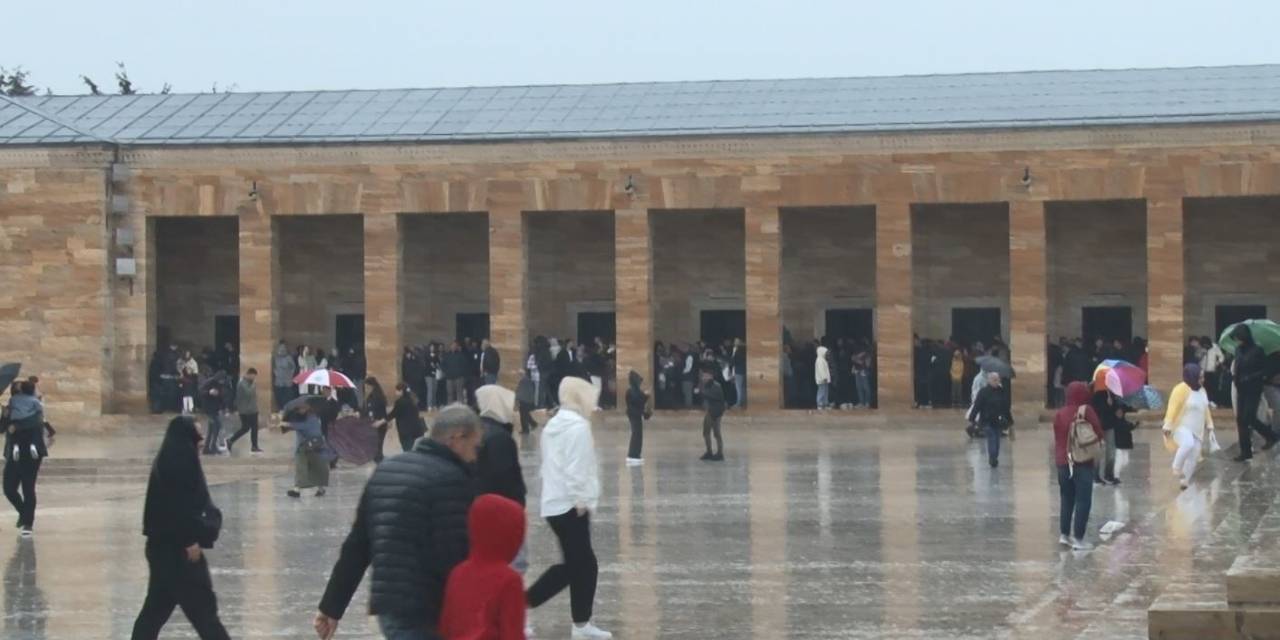 Kılıçdaroğlu, Anıtkabir’e Gelen Çocuklarla Sohbet Etti