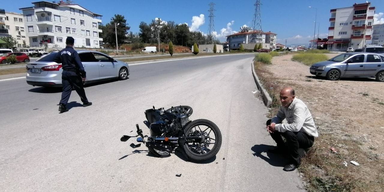 Karşı Şeride Geçen Otomobilin Çarptığı Motosiklette Ölümden Döndüler: 2 Yaralı
