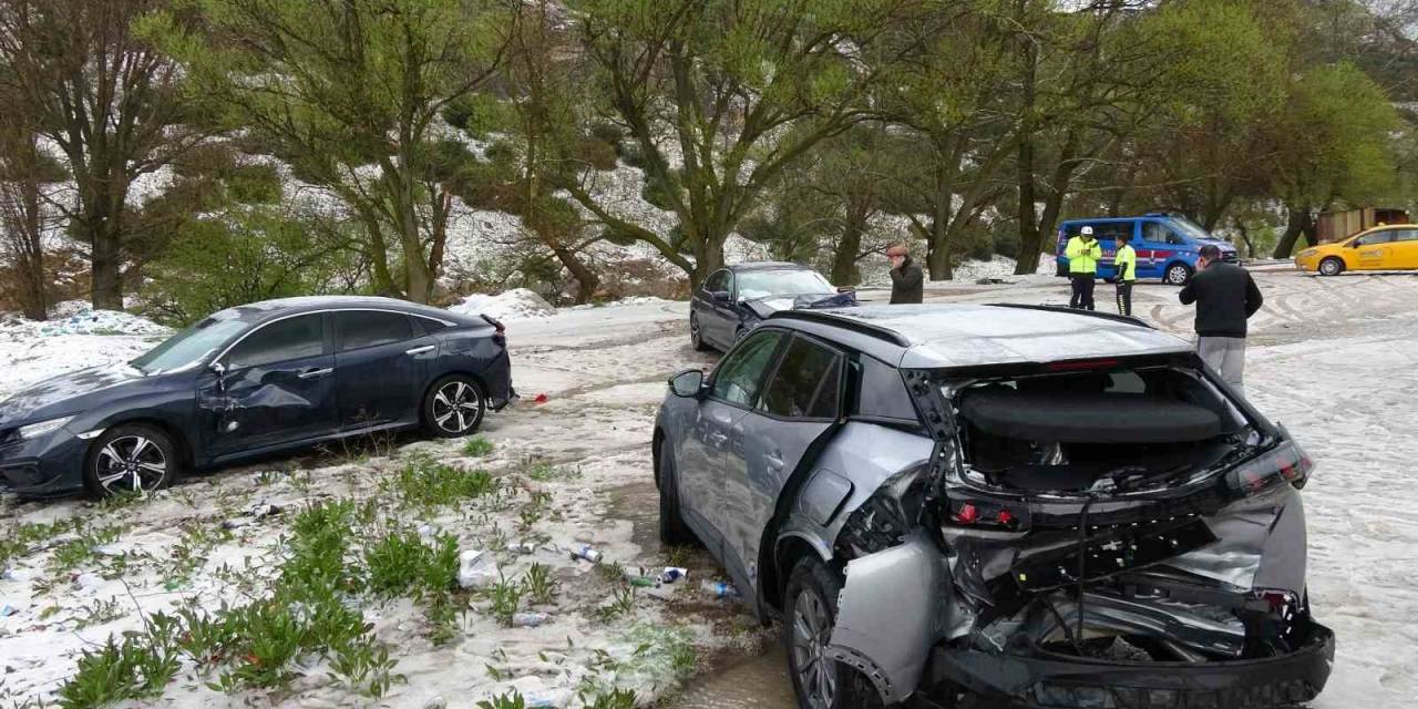 Dolu Yağışı Nedeniyle Park Edilen Otomobillere Çarptı: 4 Yaralı