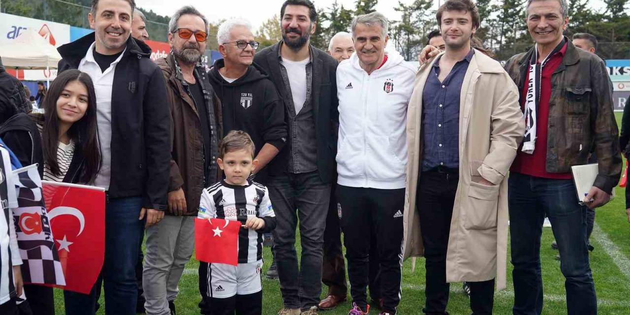 Beşiktaş Camiası, 23 Nisan’ı Aileleriyle Kutladı