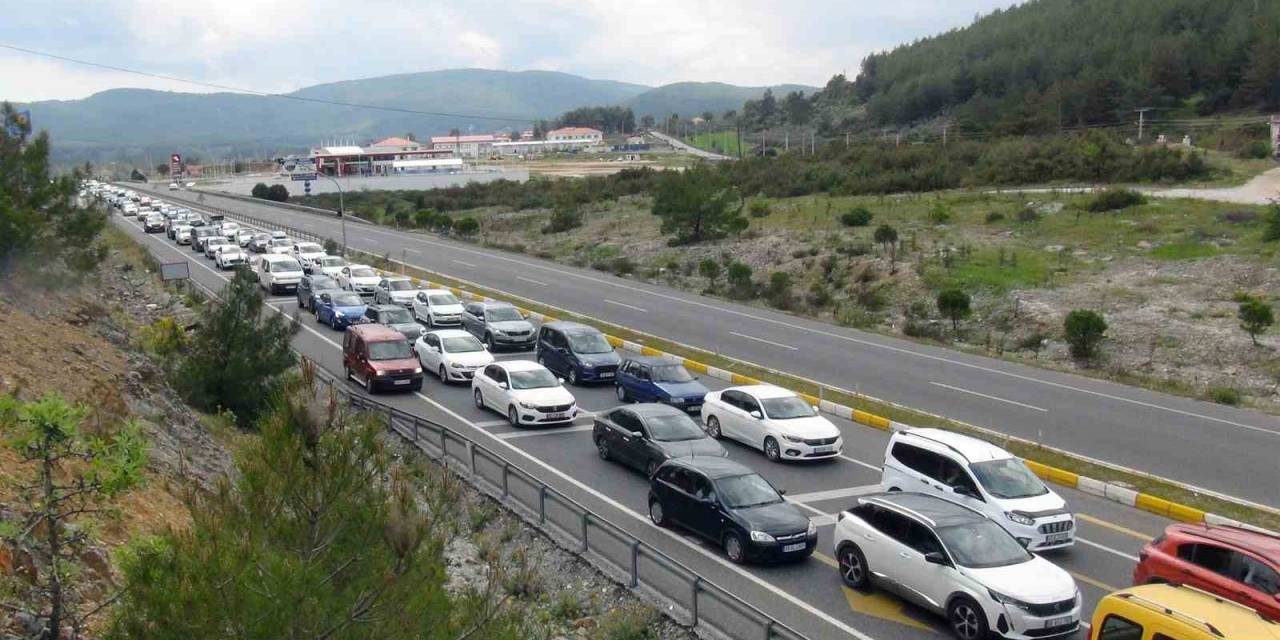 Muğla’da Kilometrelerce Tatilci Kuyruğu