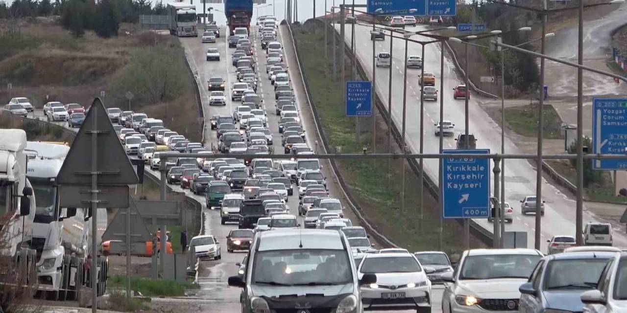 43 İlin Geçiş Güzergahında Trafik Kilit: Kilometrelerce Araç Kuyruğu Oluştu