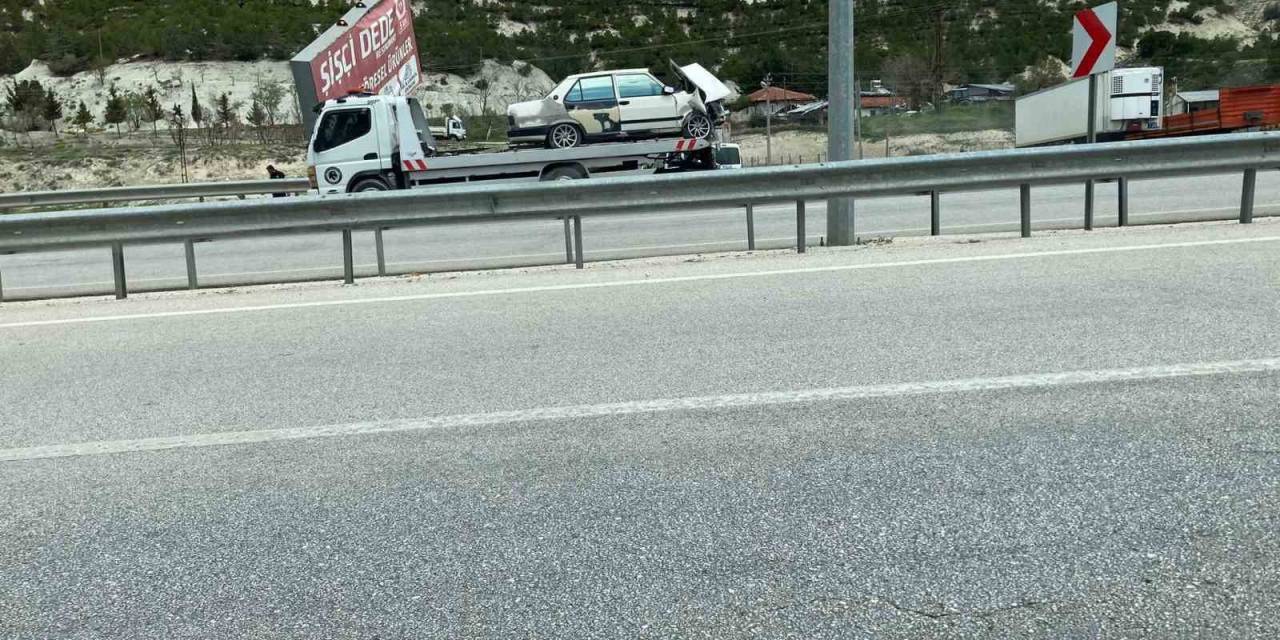 Tekeri Kopan Araç Yoldan Çıkıp Reklam Tabelasına Çarptı: 1’i Bebek 4 Yaralı
