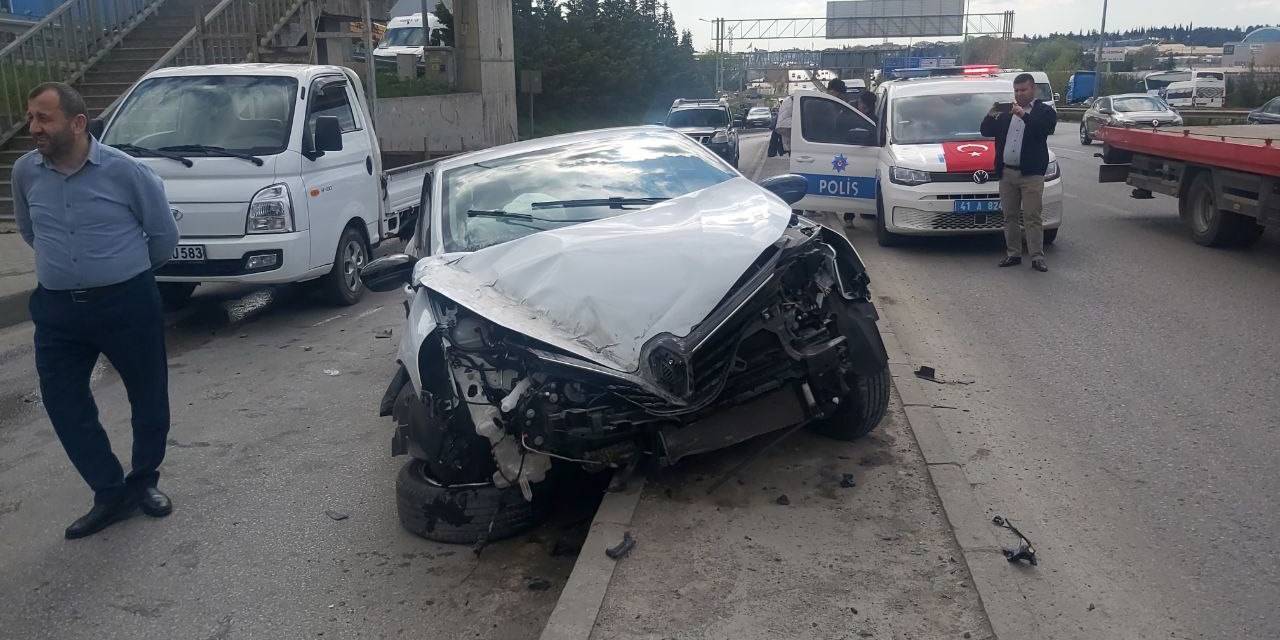 Faciadan Dönüldü, Otobüs Durağına Çarpmasına Ramak Kaldı: 3 Yaralı