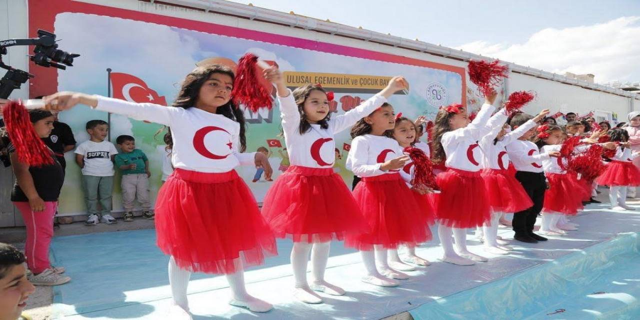 Hatay’da Afetzede Çocuklar Dünya Barışı İçin Güvercin Uçurdu
