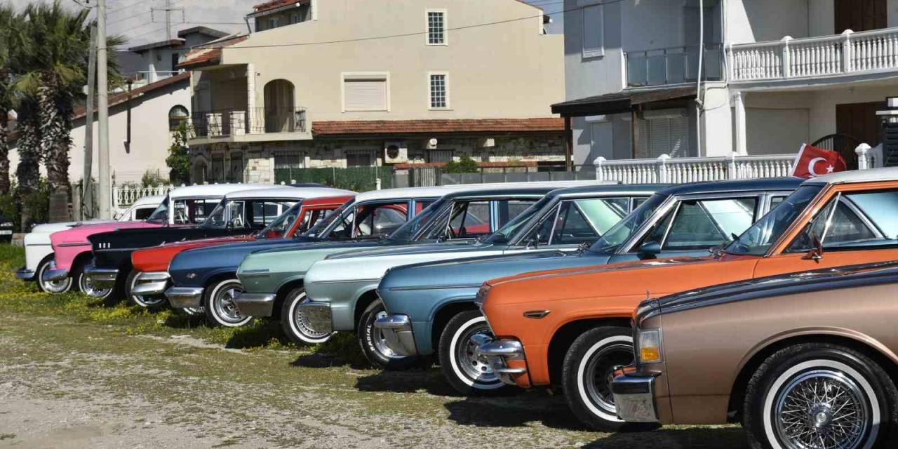 Urla’da ’klasik Otomobiller’ Göz Kamaştırdı