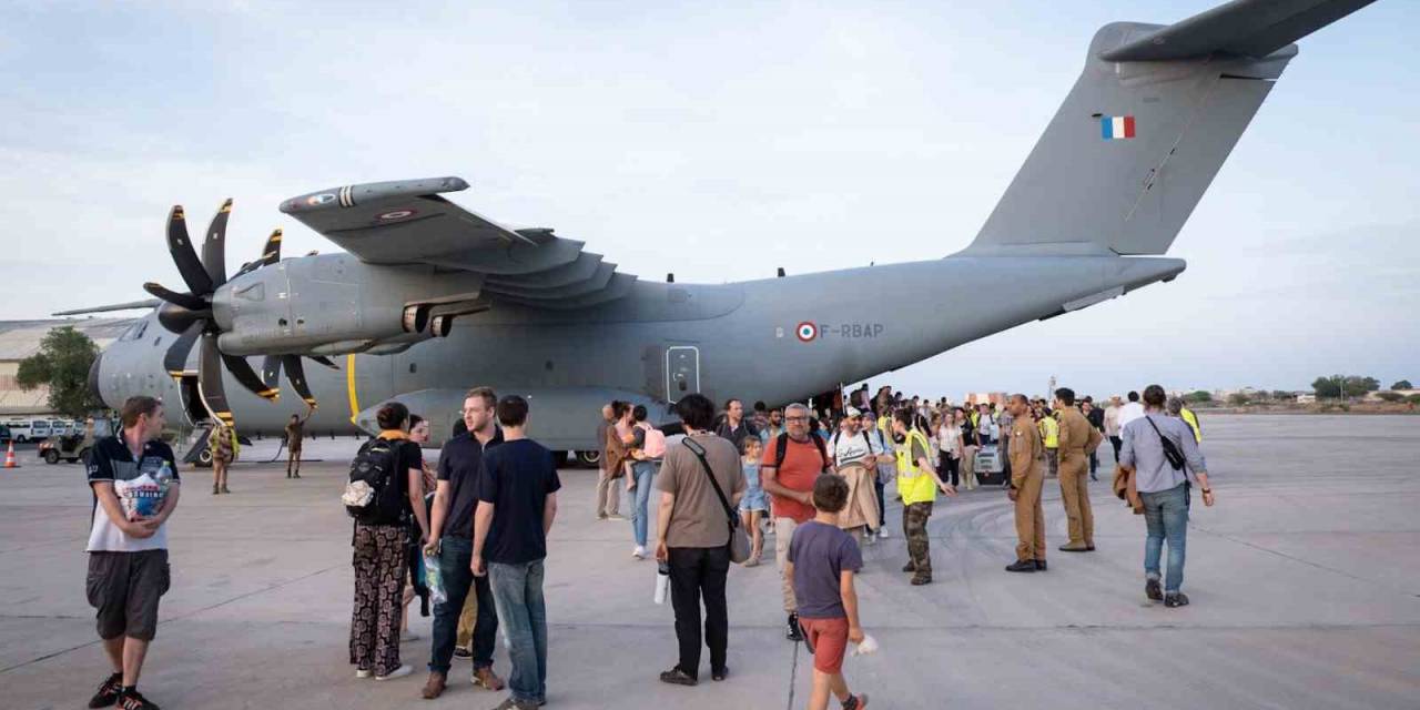 Fransa, Farklı Milletlerden Oluşan 100 Kişilik İlk Grubu Sudan’dan Tahliye Etti