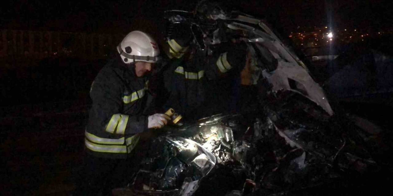 Aydınlatma Direğine Çarpan Otomobil Alev Aldı: 1 Yaralı