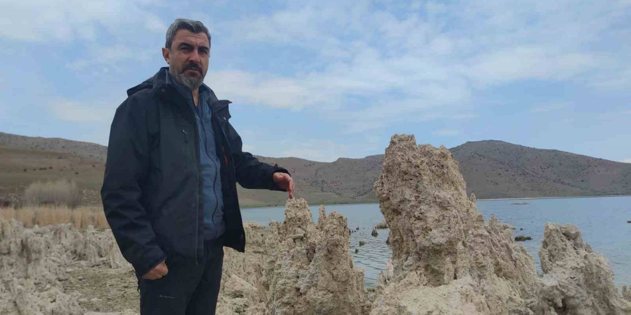 Van Gölü’nde Sular Çekilince Ortaya Çıktı