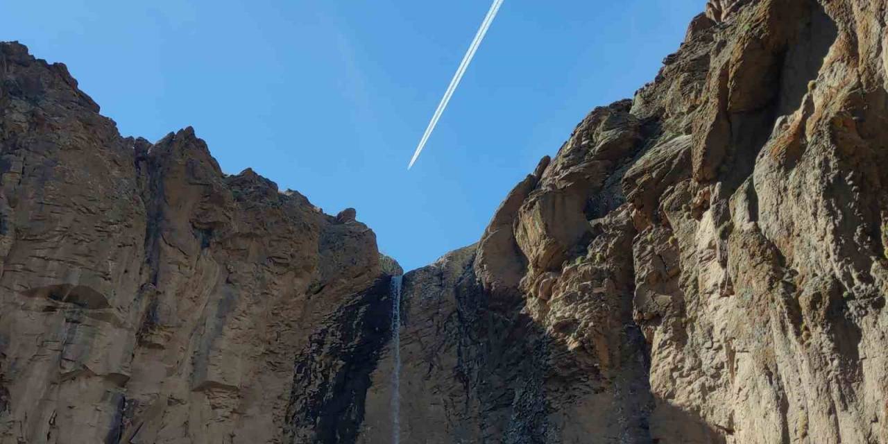 Van’da 40 Metre Yükseklikten Akan Yaşar Kemal Şelalesi Erken Kurudu