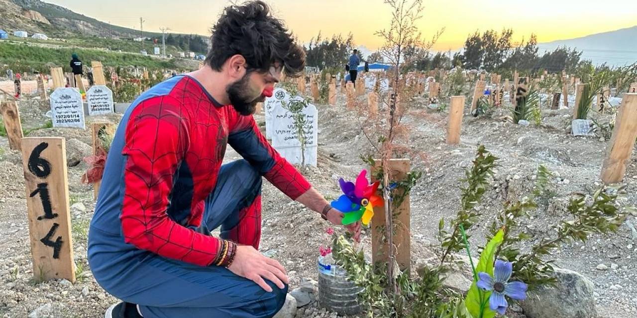 Depremde Ölen Çocukların Mezarlarına Rüzgar Gülü Bıraktılar
