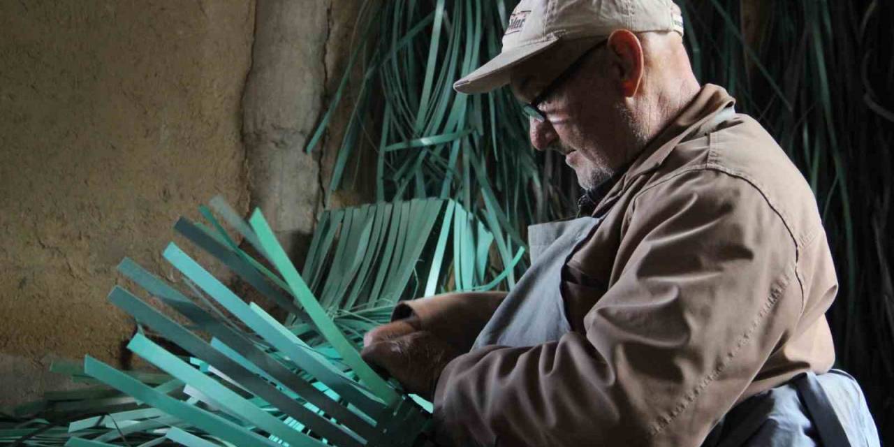 Felçli Haliyle Plastik Atıklardan Çanta Yapıyor