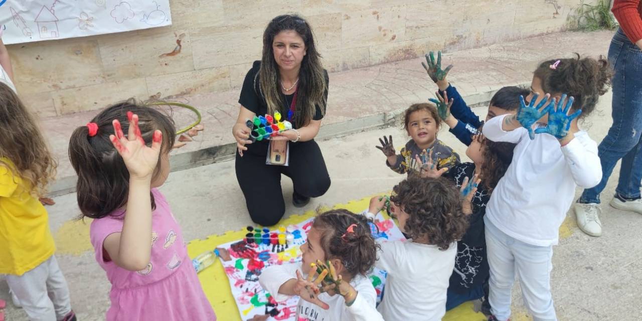 Hataylı Öğretmen Adayı Onlarca Kaybını Çocuklara Sarılarak Unutuyor