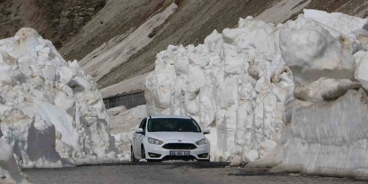 Nemrut Krater Dağı’nda 5 Metrelik Kar Tünelleri