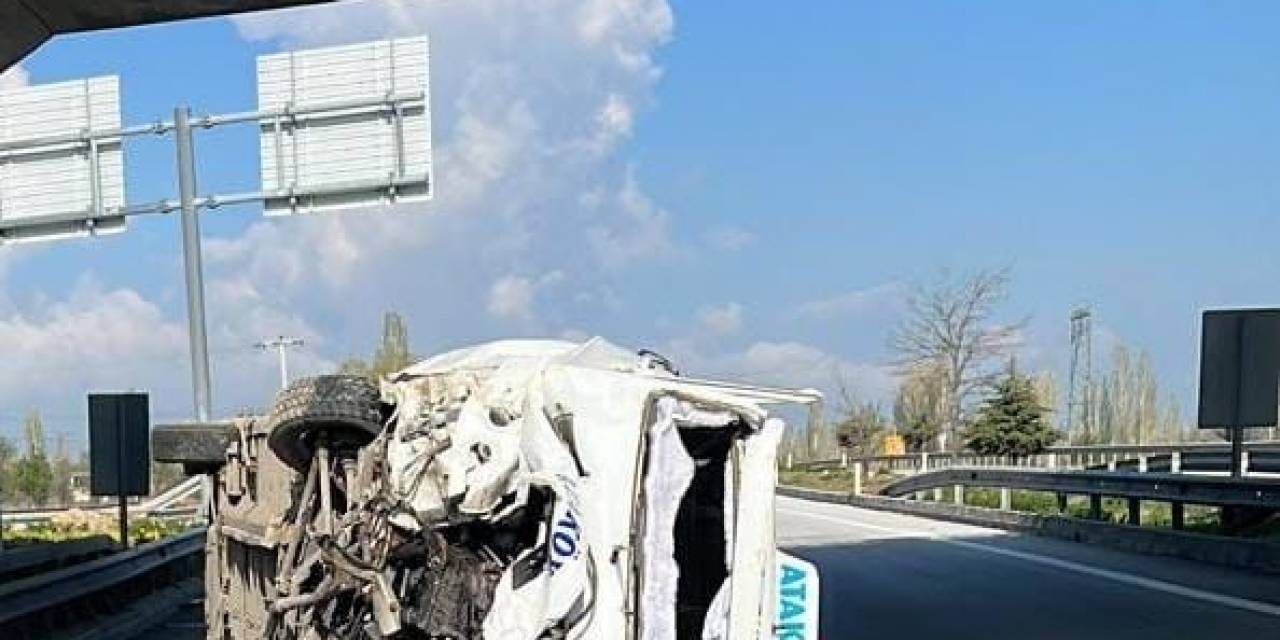 Devrilen Minibüste 4 Kişi Yaralandı