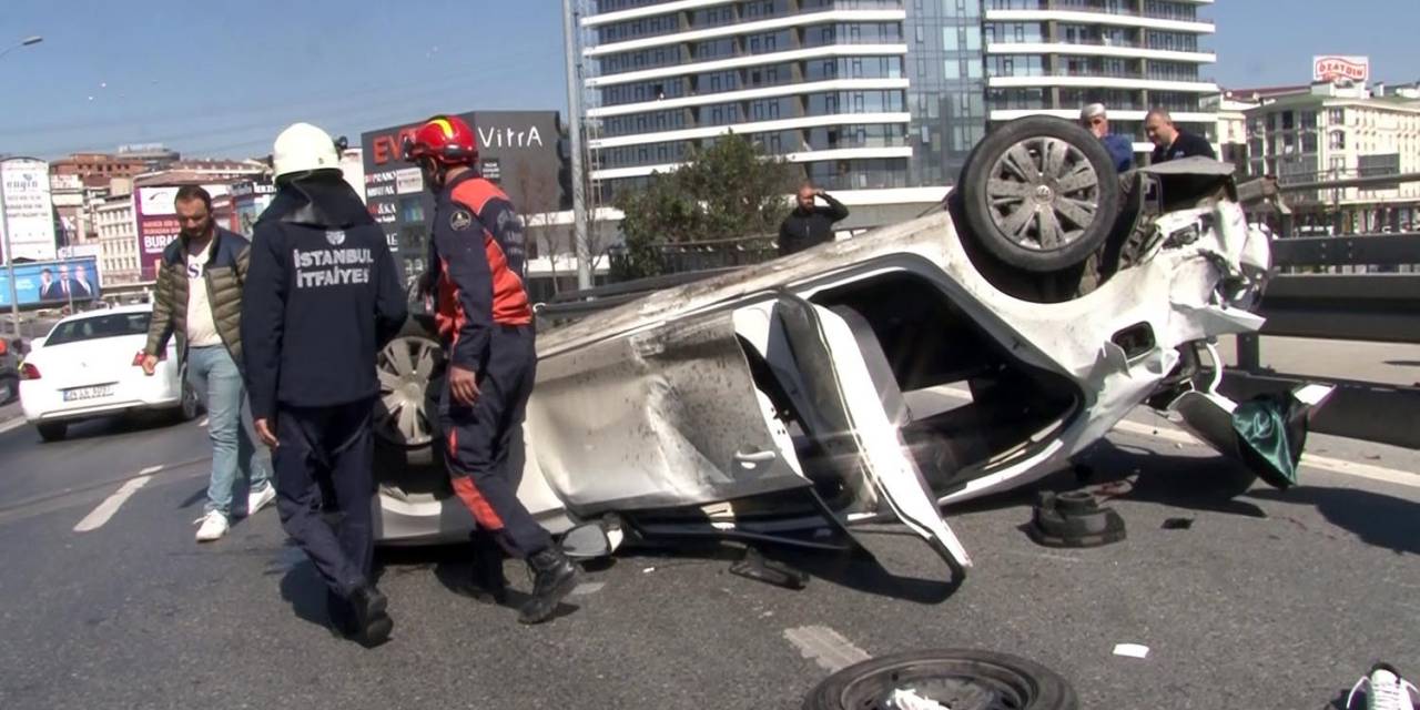 Avcılar’da Bariyerlere Çarpan Araç Takla Attı: 1 Yaralı