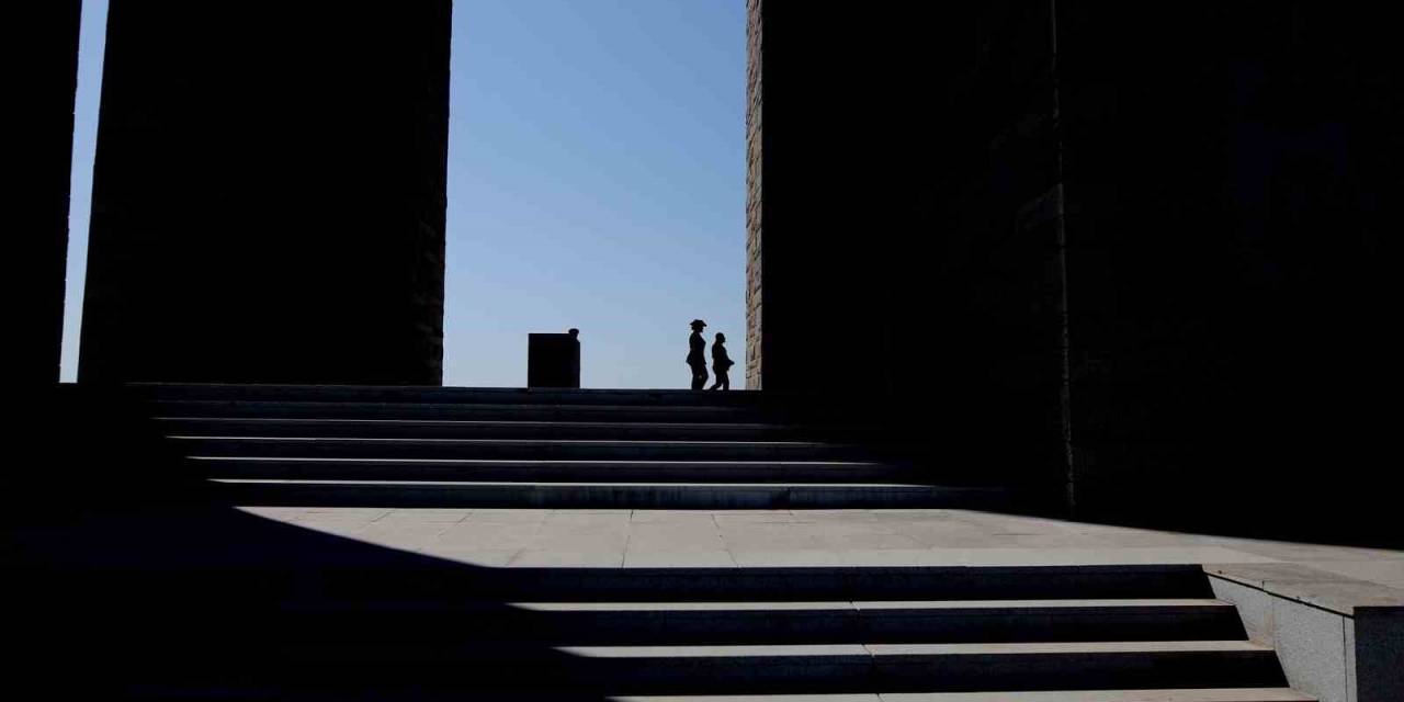 Çanakkale Kara Savaşları’nın 108. Yıl Dönümü Etkinlikleri Şehitler Abidesi’nde Törenle Başladı