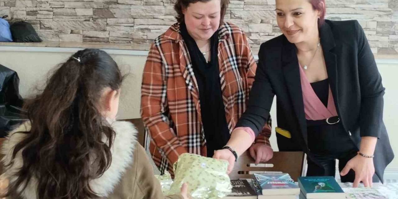 Bozüyük’te Çocuklara Oyuncak Dağıtıldı
