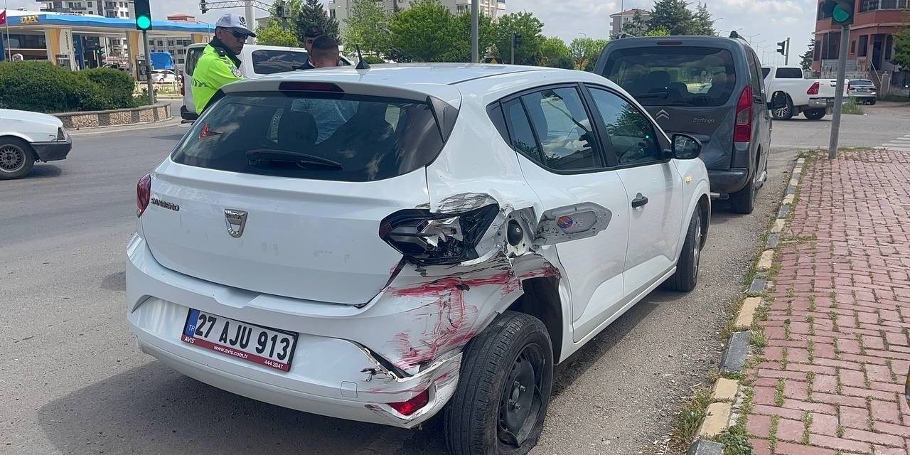Kilis’te Freni Patlayan Kamyon 3 Araca Çarparak Durabildi